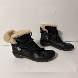 UGG S/N 1932 black leather lace up ankle sheepskin lined boots women size 8